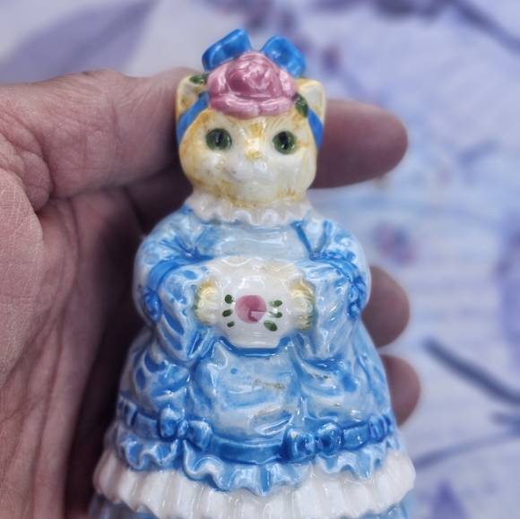 Vintage Cat Figurines in Blue Dress Salt And Pepper Shakers - Picture 5 of 5